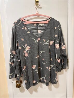 Wonderly Gray V-Neck Floral Tunic with Pink Blooms